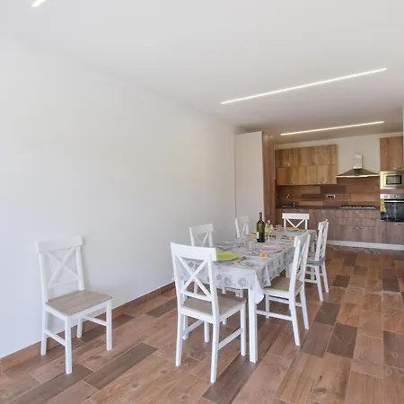 Pet Friendly In With Kitchen Lejlighed Palmi